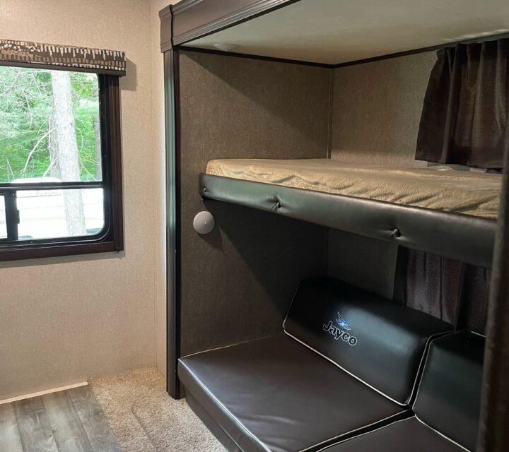 Jai une belle roulotte 2018 32 pieds jayco à vendre . Beaucoup de commodité