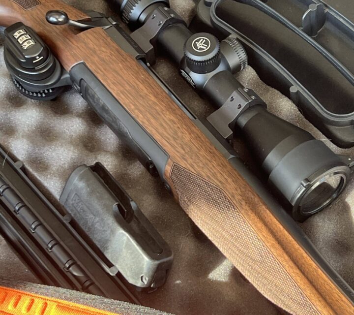 Carabine 30-06 Xbolt Hunter de Browning neuve(jamais tiré) muni dun scope Vortex Viper 2.5 10X44 avec courroie et chargeur suplémentaire
+ équipements dentretien et coussin de tir