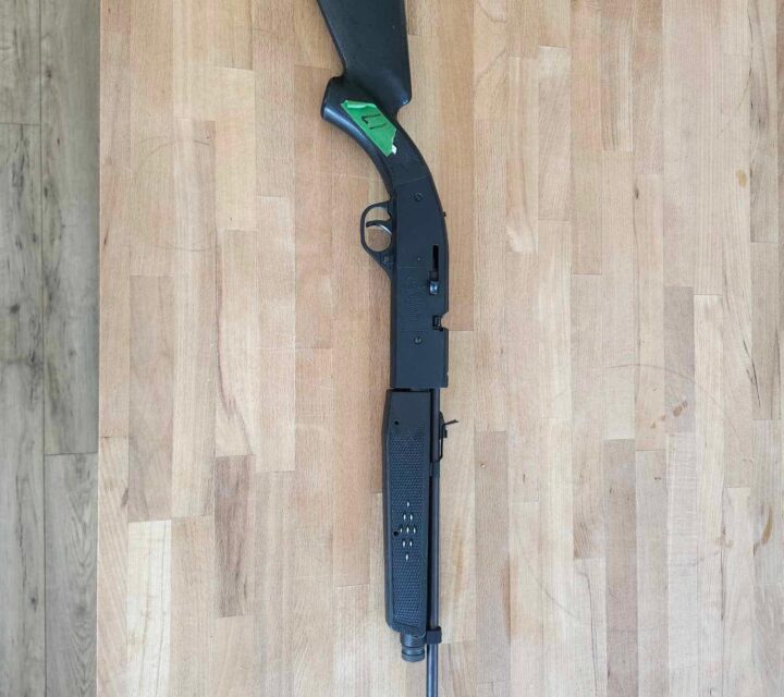 Plusieurs carabine a plomb usagés les prix varie entre 20$ et 100$. Jai aussi un lot de 5 carabine a plomb non fonctionnel a vendre 20$ si vous êtes intéressé appelez ou texter moi au 8733391125 ou peut échanger contre arme a feux (jai mon ppa)