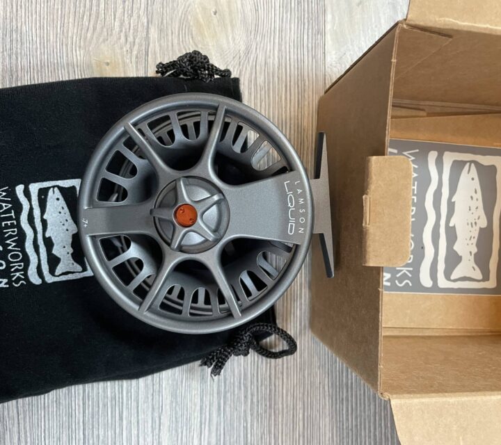 dans sa boîte + Sticker.