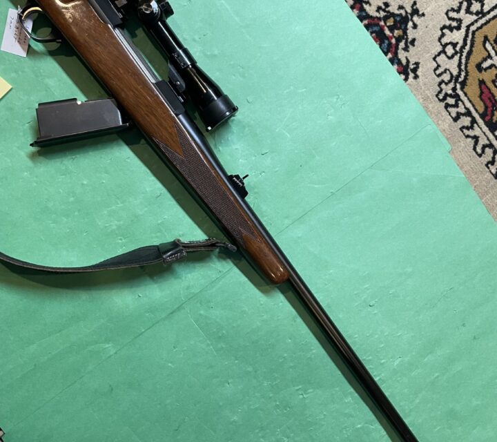 FLOOR PLATE WITH DETACHABLE MAGAZINE. COMES WITH SLING AND BAUSCH LOMB 1.5X6X32 CLEAR SCOPE. SHIPPING IS $75 ANYWHERE IN CANADA . CONTACT RENÉ AT 514 713 2310 OR ADCRENE65@GMAIL.COM