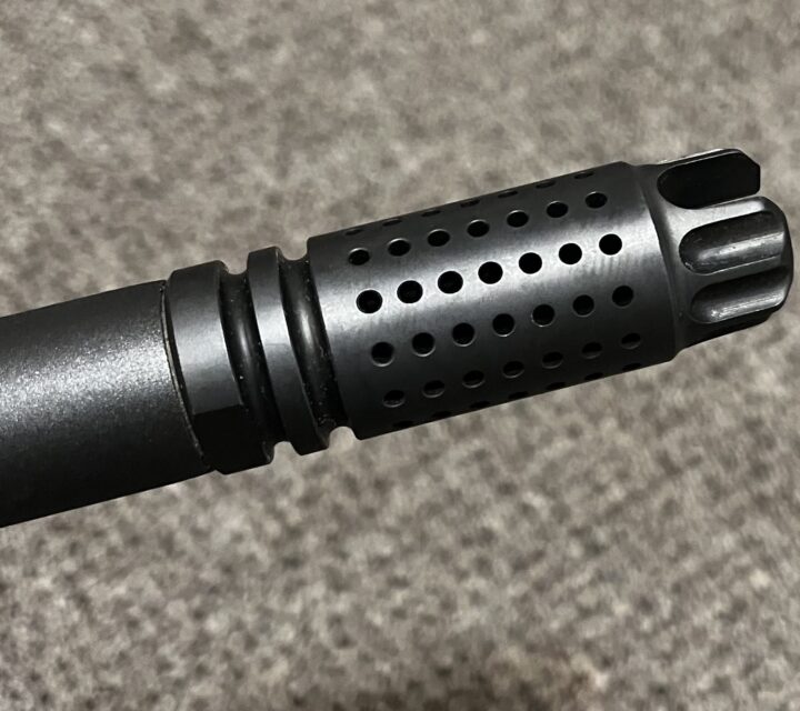 bipod et crosse de marque Magpul. Modèle 700 ACC-SD de la marque Remington. La crosse original viens avec. Télescope Vortex Venom 5-25 x 56. Voir les photos pour plus de détail. La modification du verrou et l'installation du télescope a été fait par un armurier de Québec. État neuf !Je la vend car j'ai d'autre projet en tête...