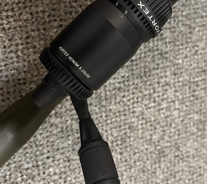 tirée 60 balles en tout. le télescope n'a jamais servis (j'utilisais un Vortex Viper 4-16 avant) 2 chargeurs de 5 balles inclus