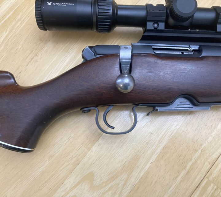 Très bonne état. Quelques scratchs par les année.