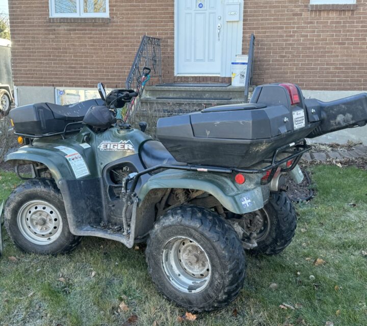 Suzuki Quadrunner EIGER. 2005. Très bonne condition. 4 roues motrices. Raison de la vente maladie. Ne chasse plus.