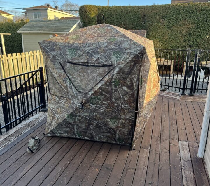 Cache camouflage. Double. 5x5x5.6 env. Très propre. Belle vision sur tous les côtés. Se monte et se démonte très facilement. Sac de transport. Excellent pour chasse arbalète et carabine.