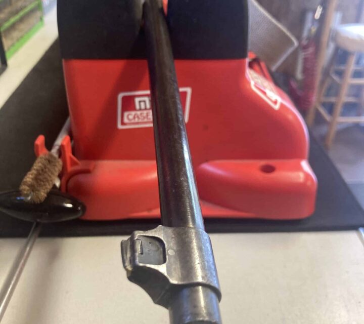 verrou). Le bois a quelques marques du passé mais lacier est bien préservé. Laction est solide et permet encore de faire feu avec précision. La courroie est incluse mais nest pas dorigine. PPA requis (SIAF).