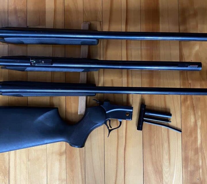 Carabine Thompson 1 coup 300 Win mag. Canons Un fusil 12 slug 1coup. Encore poudres noir 50. Les 3 canons sur le même châssis. Un propriétaire très propre . PPA demande.