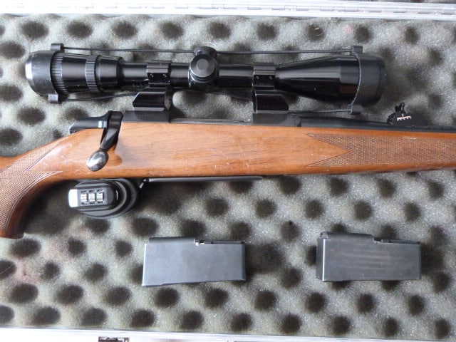 BONJOUR J AI UNE CARABINE DE MARQUE BROWNING A VERROU AVEC DEUX CHARGEURS