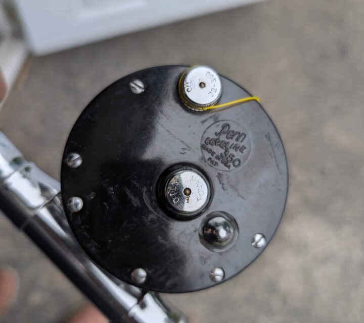 Canne a pêche 6 1/2 pi pour la traine avec rouleau (poss utiliser fil plombé ou fil d'acier) ..canne démontable en 2 sections pour déplacement.. inclus moulinet Penn 350