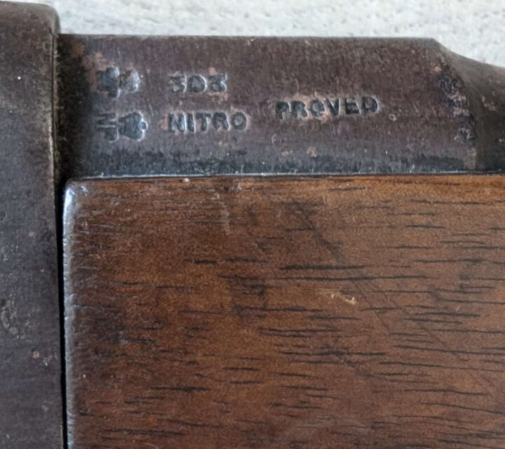 Je n'ai pas beaucoup d'informations sur cette arme à feu. Elle était à mon père qui l'avait reçu de son père. Les recherches que j'ai fait se dirige vers le Martini-Enfield qui est un fusil militaire britannique fabriqué par la manufacture Royale d'Enfield pour le tire de cartouche .303. Elle semble avoir plus de 100 ans. Faites moi une offre. Arme enregistré au SIAF avec une information relative au meilleur de ma connaissance.