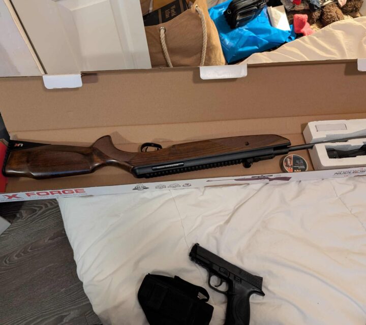 Carabine et pistolet ?? avec plusieurs accessoires