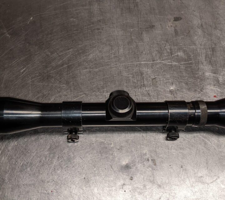 Télescope 4x fixe marque weaver avec bracket weaver. Capuchon a chaque extrémité.pas neuf mais très fonctionnel.