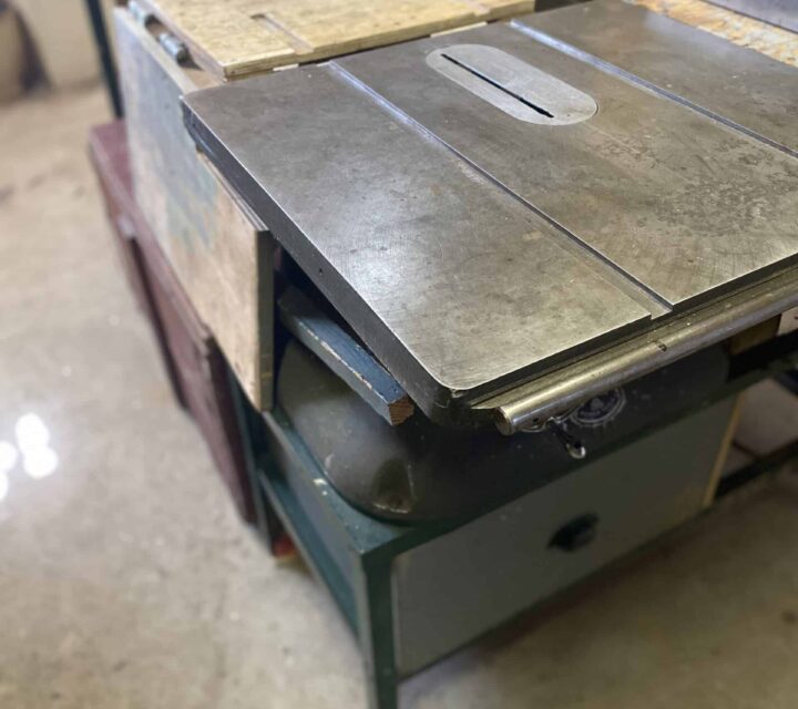 Banc de scie 48 pouces avec moteur 240v a 3450 tours minutes peut ce brancher sur 120 v avec tiroir pour ramasse sciure et aspirateur filtreur ramasse poussière qui part en même temps que la scie je laisse aussi lame a rainurer et lames ordinaire et toupie qui est installer sous le coté droit pour faire différente moulure il y a aussi une rallonge arrière détachable pour transport. Négociable