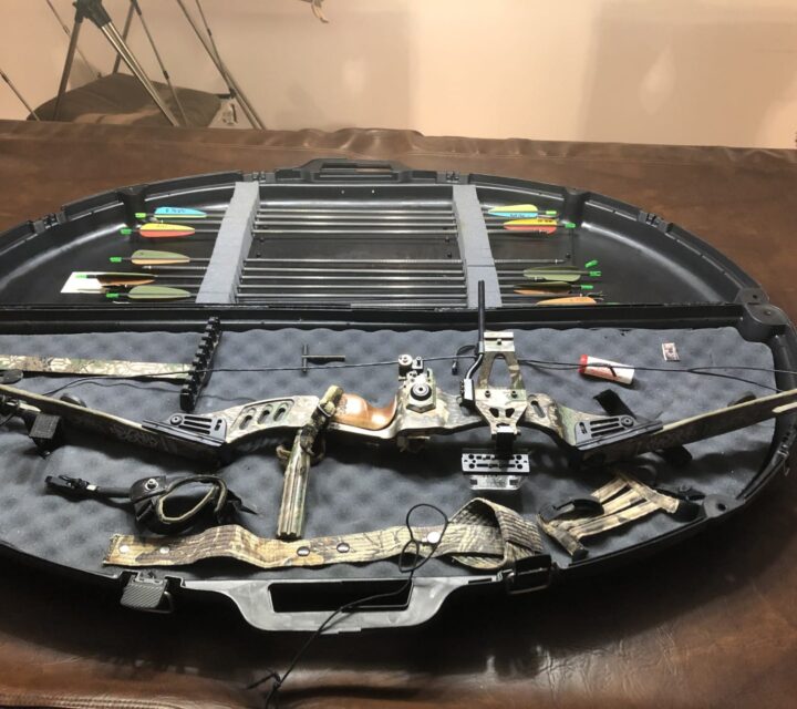 L'arc doit être remis en état car les cordes ont cédé durant l'entreposage