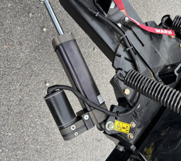 Can Am Defender 2020 couleur CAMO complètement fermé avec chauffage avec gratte inclinable de 72 pouces hydraulique.