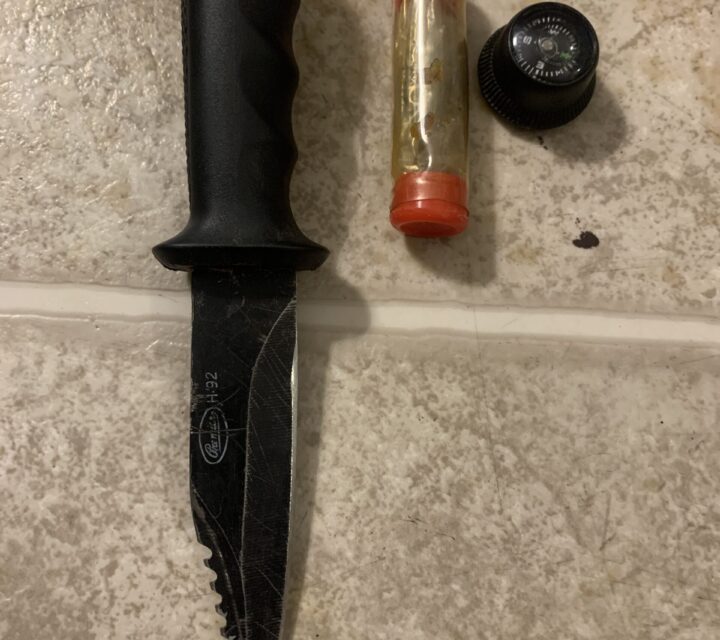 Les 5 pour 50$ . Le premier couteau de survie- 2 ieme couteau de chasse manche en os - 3 ieme canif -4 ieme canif délectricien avec cran darrêt en laiton - 5 ieme canif délectricien electic mate