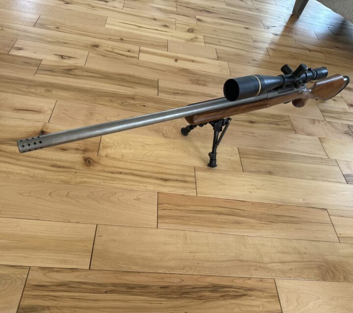 Carabine Montana Rifle 338 lapua mag canon lourd muzzle break intégré avec cross en bois monte carlo fait par ébéniste comprenant tube de mercure a lintérieur. Monté avec Rail Ken Farrell et télescope Leupold vx-3 6