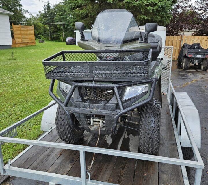 Vtt a un winch et poignée chauffante et siege a 2 personnes avec bidon d'essence en arriere payer 6000 demande 4800 probleme dajustement carburateur a regler le reste va bien et bas millage
