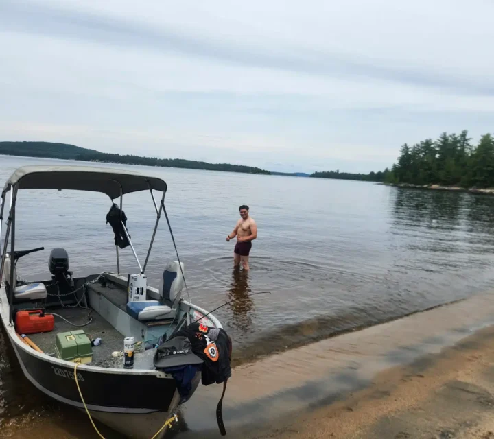 réservoir essence avec moteur mercury preuve d'entretien (factures) et oui avec remorque (amenez votre plaque artisanale) et partez pêcher ??