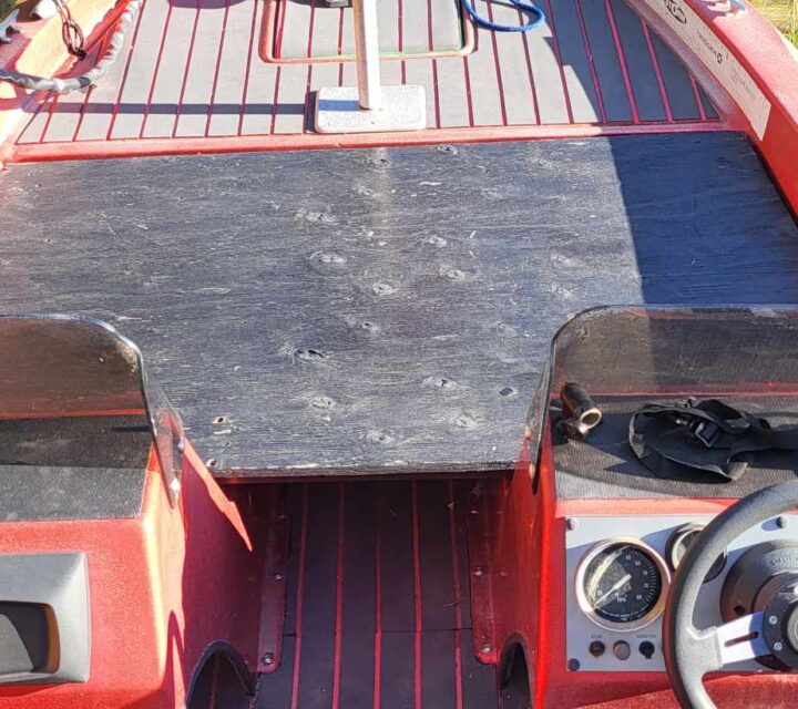 hélice stainless. 2 viviers et coffre intérieur avant