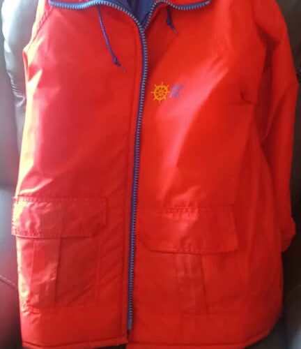 Manteau  orange  pour chasse et pèche  x large sert  de bouée de sauvetage également  et dossard .