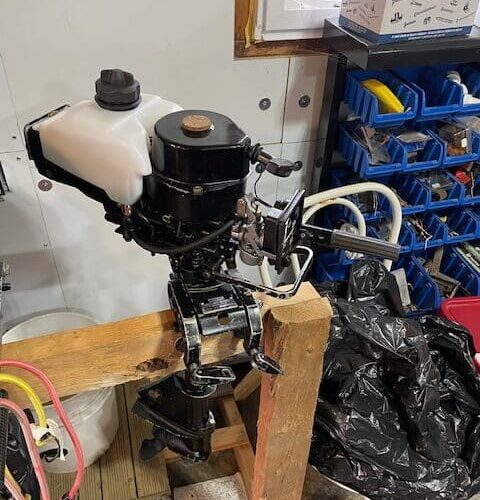 Moteur Mercury 2.2 HP $ 200 . Réservoir neuf installé.