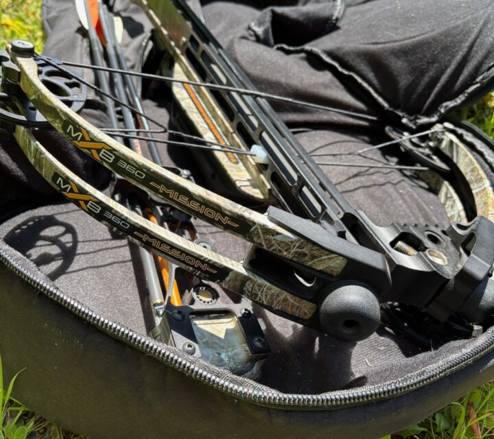 Arbalète Mission Mxb-360 avec 7 flèches et 4 pointes de chasse Nap spitfire. Le tout est en excellent état et les câbles ont été changés il y a deux ans.