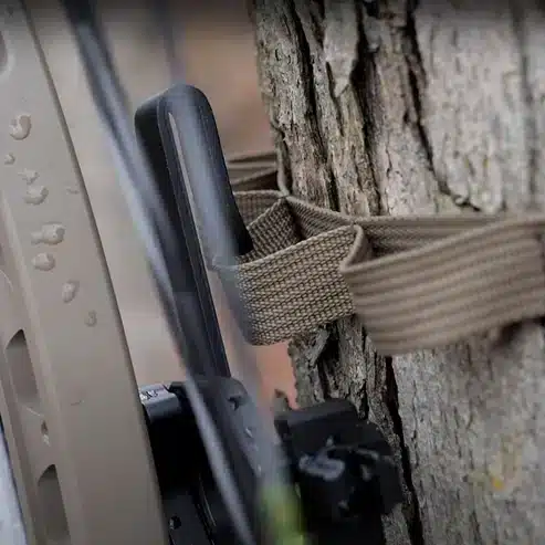 ce crochet d'arc innovant s'intègre parfaitement avec notre sangle HYS hautement acclamée. Son design léger mais robuste garantit durabilité et facilité d'utilisation. Attachez-le simplement au viseur ou au cadre de carquois de votre arc à l'aide des deux petits boulons inclus. De plus