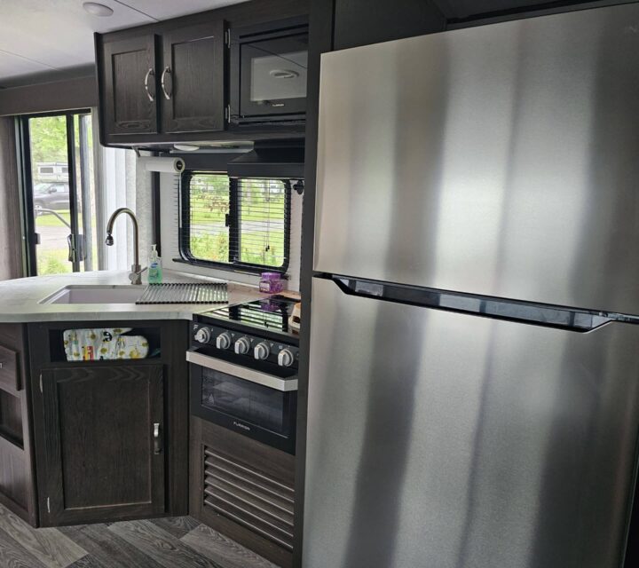 dont un qui se transforme en table dans l'une des chambres