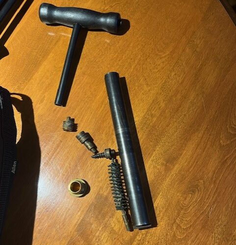 laisse avec produit d'entretien et quelques munitions cal 50 et 45