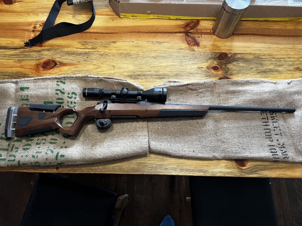 Remington model 770 crosse en noyer Boyds 7mm rem mag - Carabine Remington modèle 770 modifié avec crosse ajustable boyds at-one en noyer. (Length of pull ajustable et cheek piece ajustable) La crosse originale en polymère viens avec l'arme aussi. Le canon a été traité et la crosse installée et le canon "freefloated" par un armurier professionnel. Possibilité d'ajouter des rings 1" compensés pour 150$ et un téléscope Burris Fullfield IV illuminé pour 325$ extra (total 1375$) - 825 $ à vendre sur le site d'annonces classées Clicannonces.ca