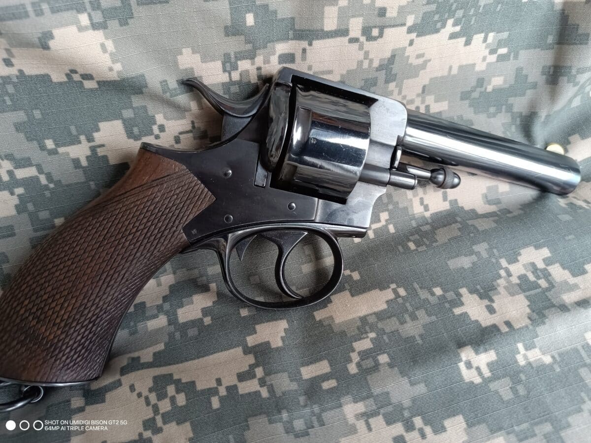 Revolver Webley RIC