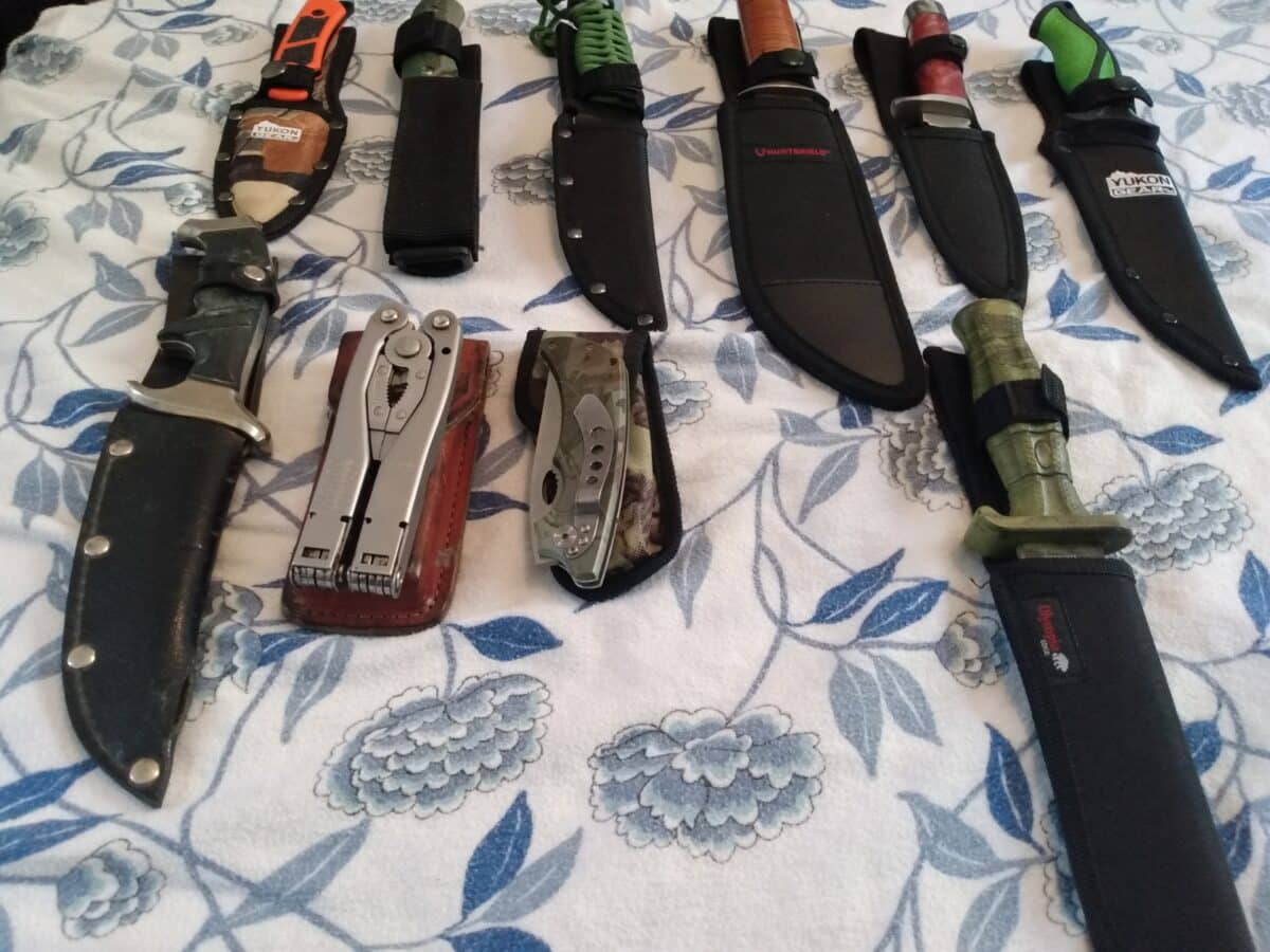 Collection de 22 couteau de chasse