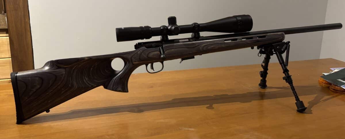 Savage 17 HMR 93r17 canon lourd laminer