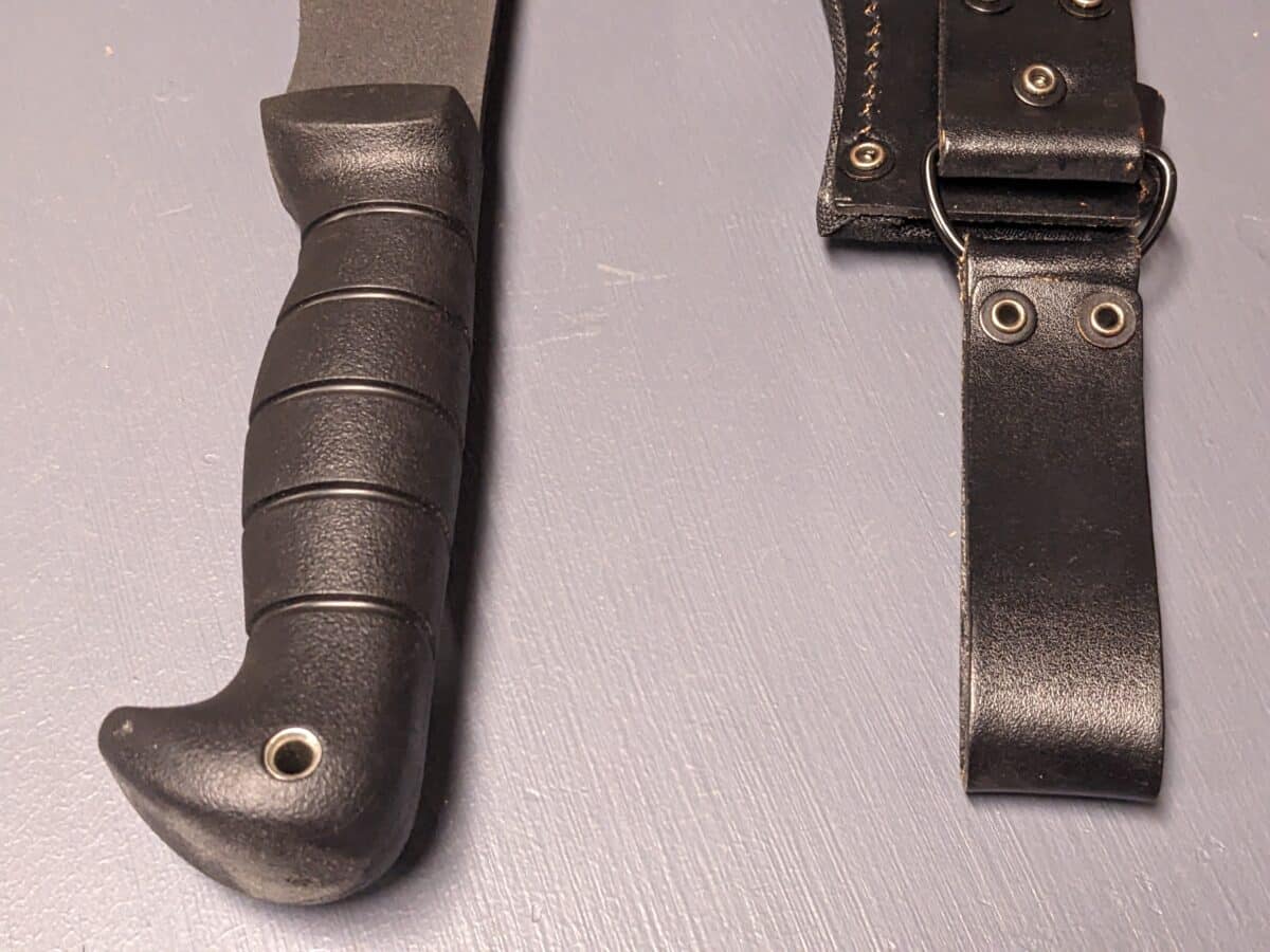 Couteau USMC et Kukri de combat KA-BAR