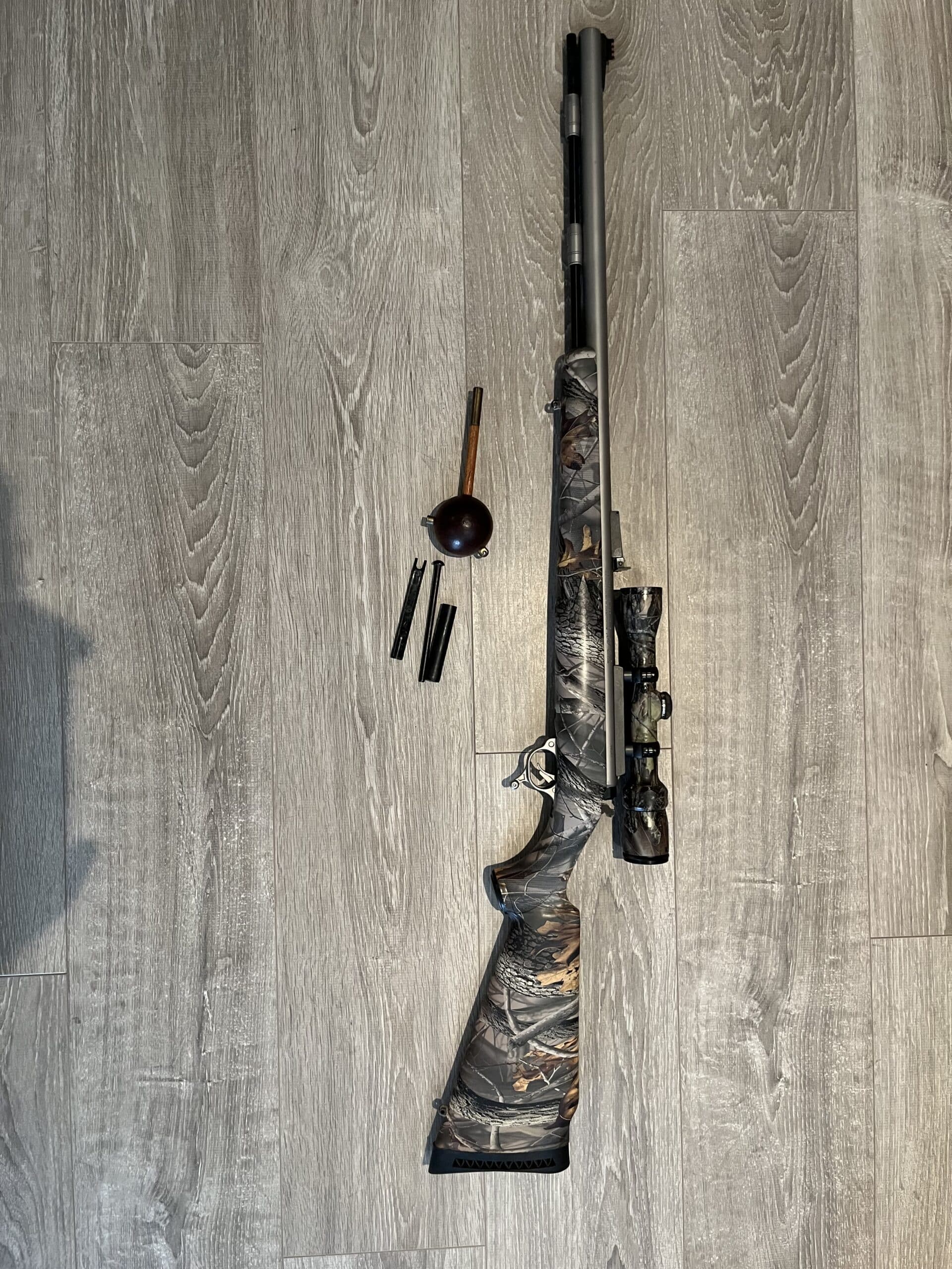 .50 Thompson Omega - Thompson center omega calibre.50.Très peu servi et bien entretenu. Lunette de visée bushnell 1.75 a 4X grossissement conçu pour ce type de fusil. Crosse synthétique mossy oak, canon stainless. Modèle magnum, 150 grain max load. Modèle in line pour facilité d'entretien. Je suis de Québec - 550.00 $ à vendre sur le site d'annonces classées Clicannonces.ca