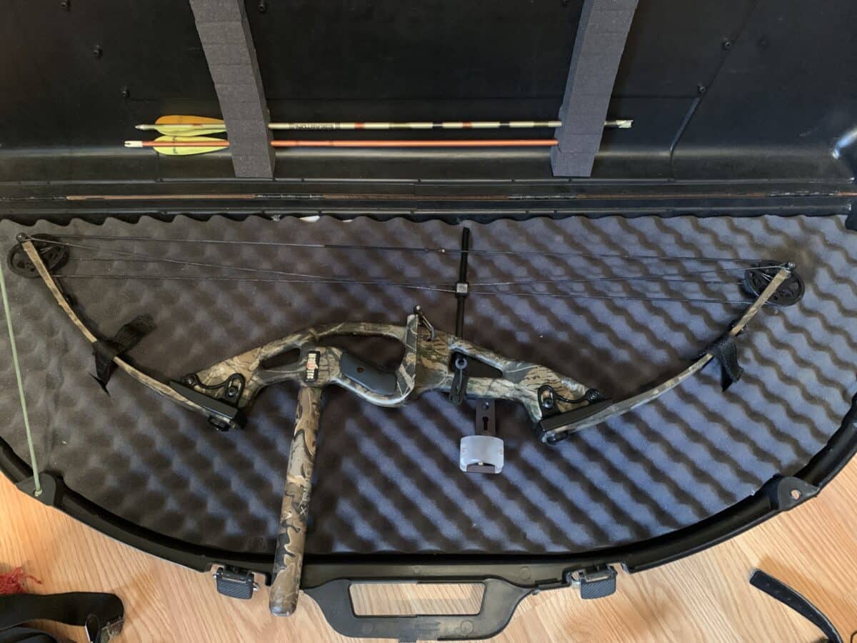 Arc de chasse à poulie avec étui rigide prête pour la chasse