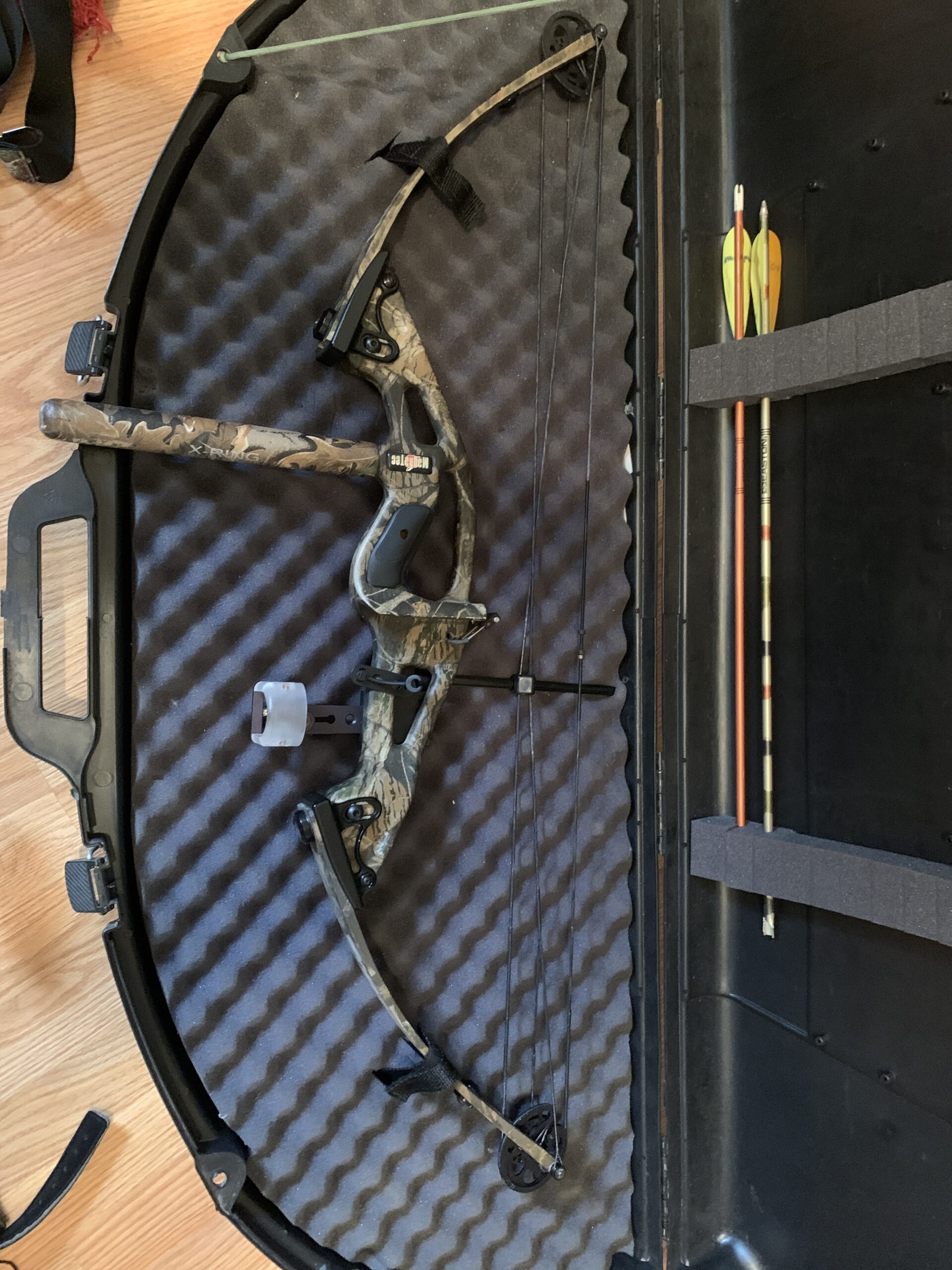 Arc de chasse à poulie avec étui rigide prête pour la chasse