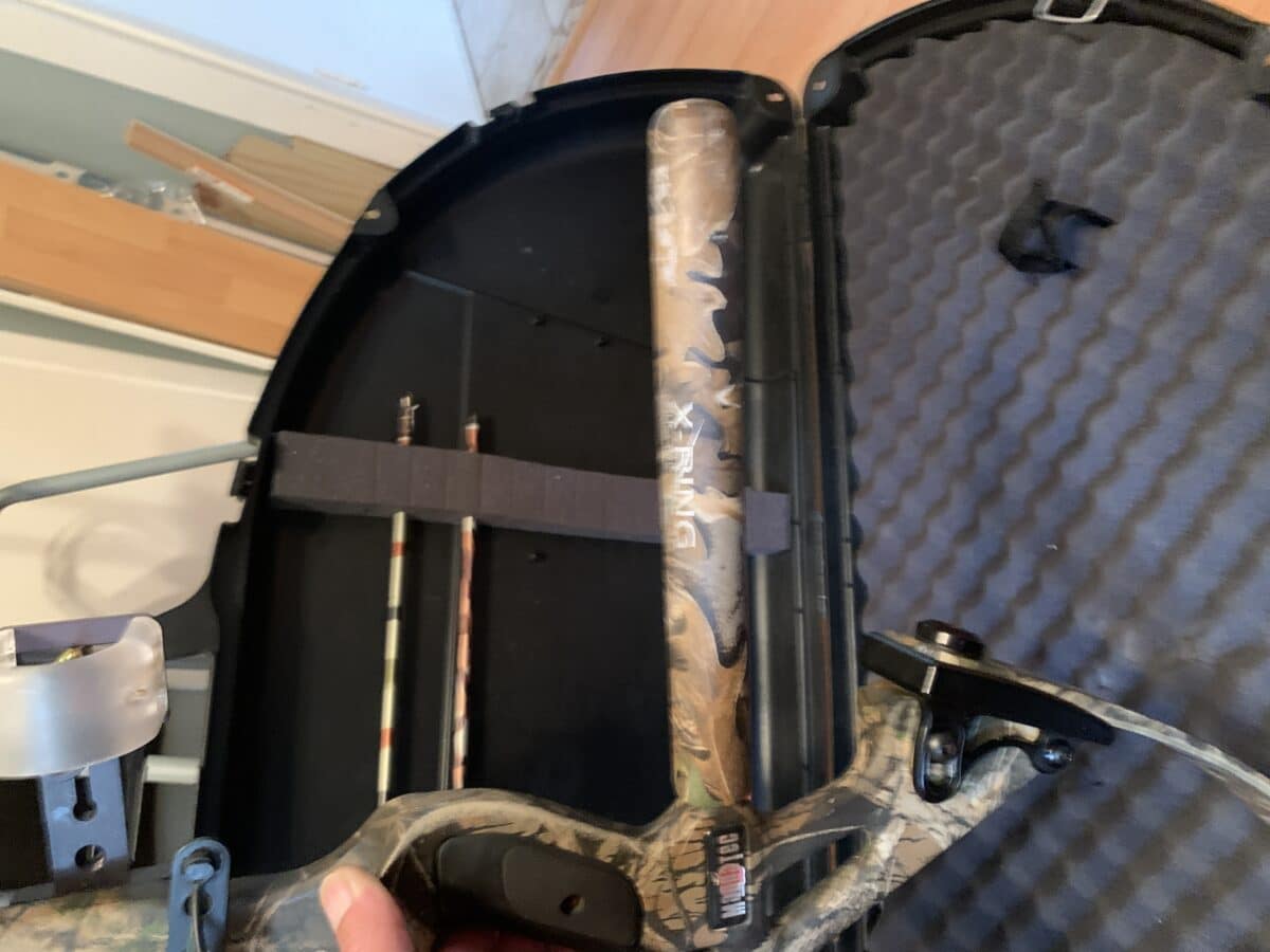 Arc de chasse à poulie avec étui rigide prête pour la chasse