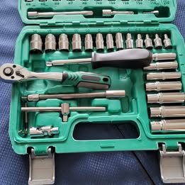 KIT DE BOX DE 53 MORCEAUX. FLAMBANT NEUF DANS SON ÉTUI – À JOLIET