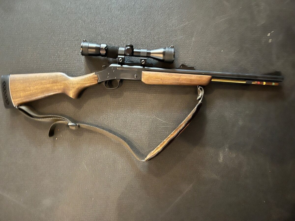 Fusil poudre noir Rossi S50 avec scope et coffre de transport
