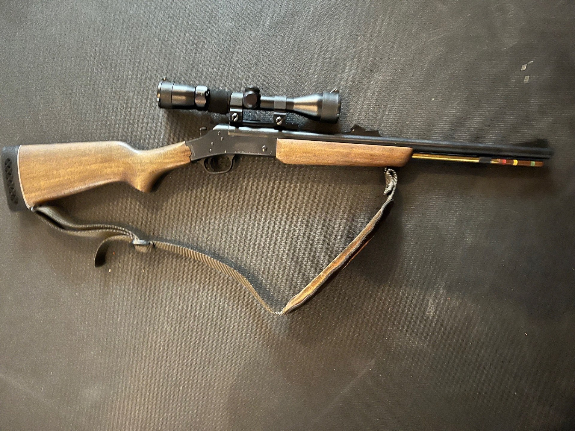 Fusil poudre noir Rossi S50 avec scope et coffre de transport