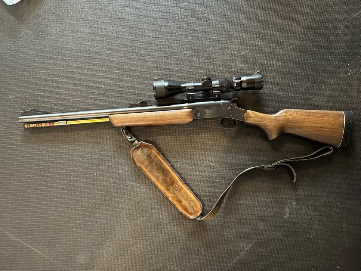 Fusil poudre noir Rossi S50 avec scope et coffre de transport