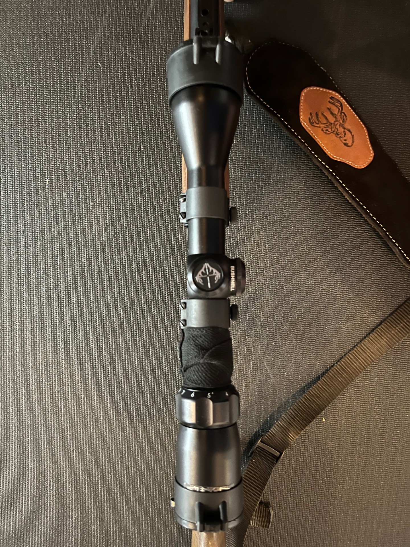 Fusil poudre noir Rossi S50 avec scope et coffre de transport
