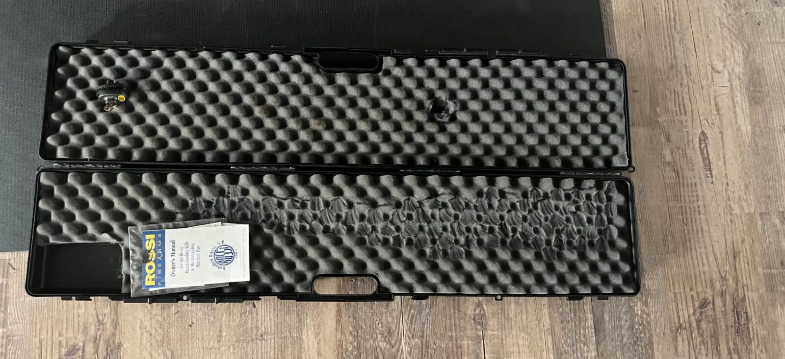 Fusil poudre noir Rossi S50 avec scope et coffre de transport