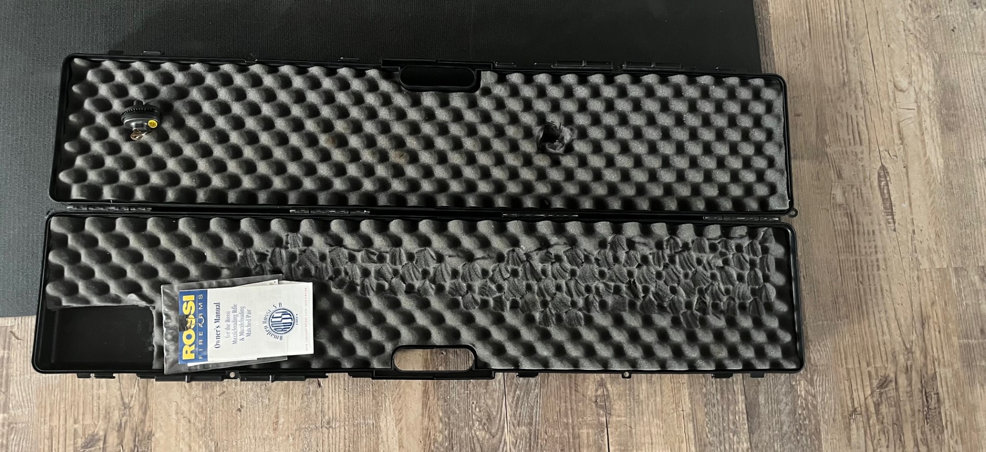 Fusil poudre noir Rossi S50 avec scope et coffre de transport