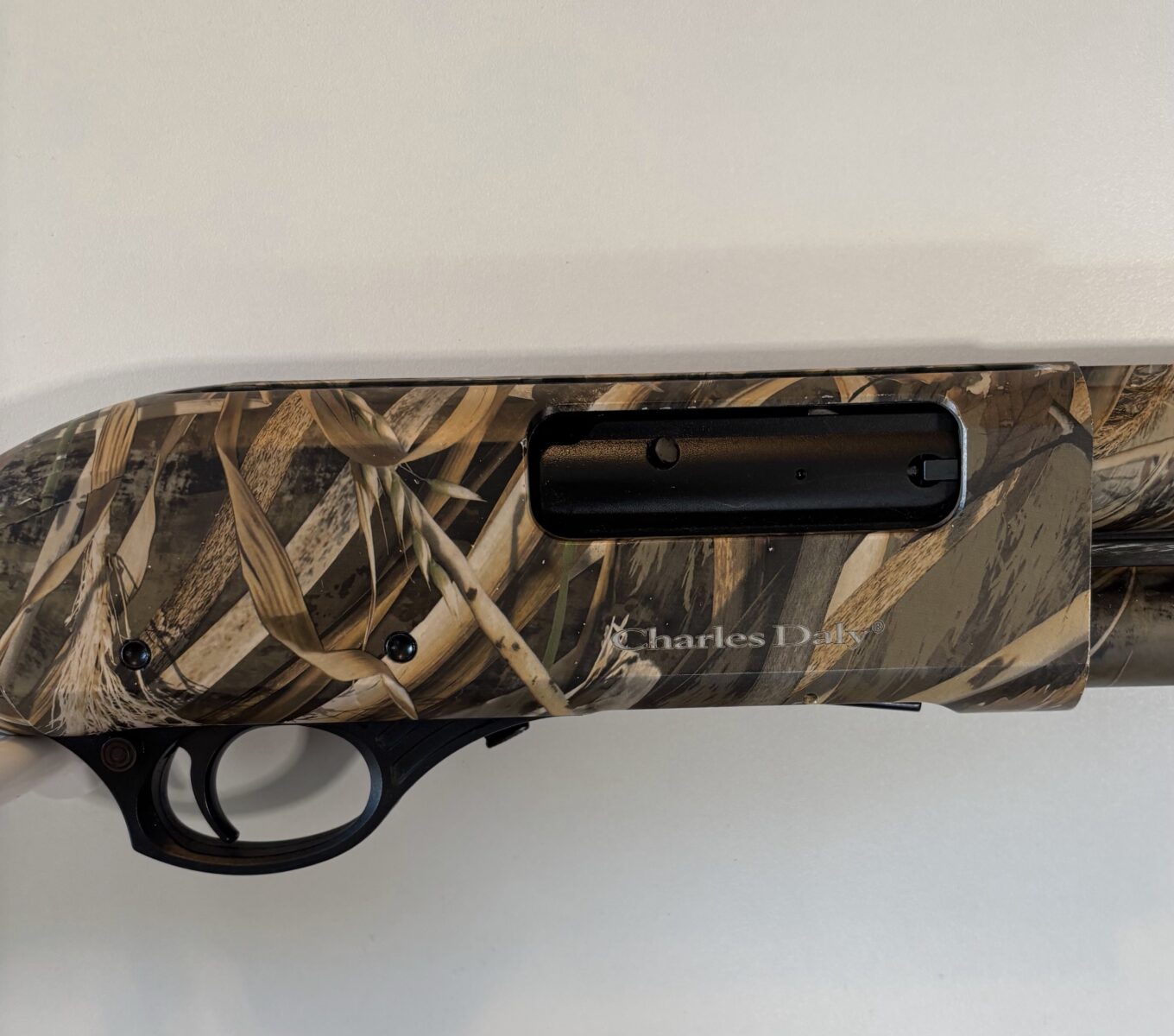 Fusil Charles Daly modèle 301 , pompe 12 GA 3″ camo, (comme neuf)