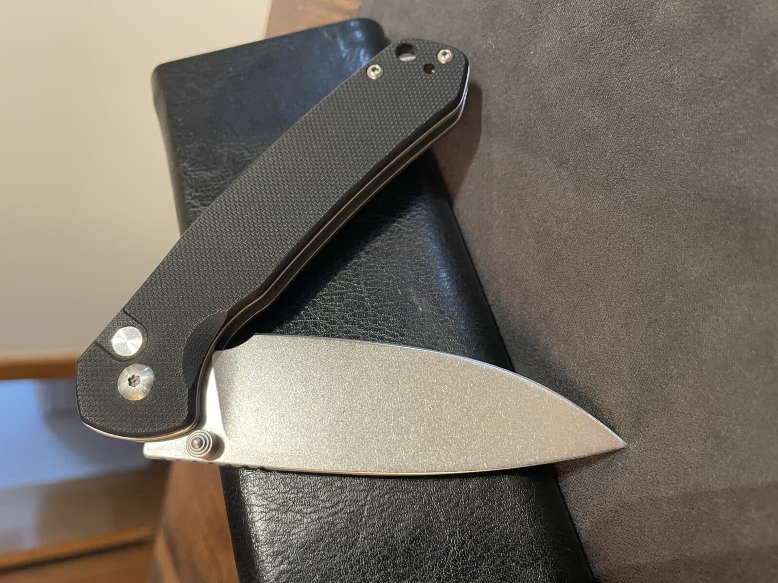 couteau de poche CJRB Pyrite, G10, button lock.