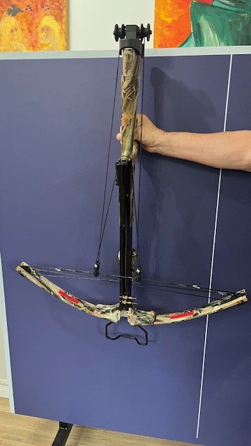 arbalète avec 8 flèches et 4 pointes de chasse